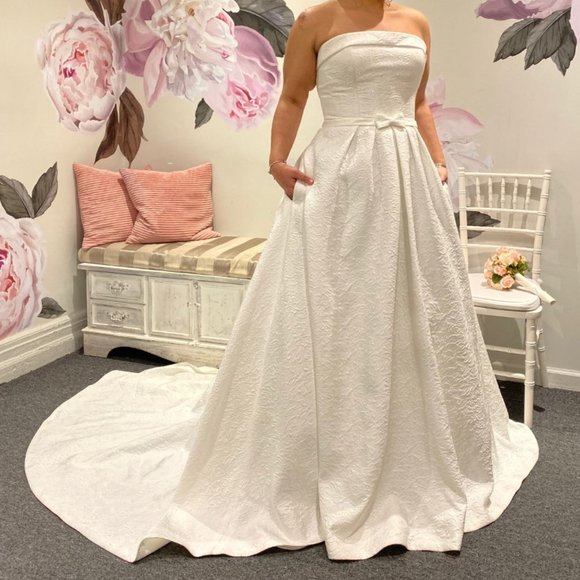 PLUS SIZE PRONOVIAS WEDDING GOWN! - Picture 4 of 8